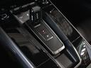 オートマチックの快適な走行性能と、マニュアルモードでのダイレクトで俊敏な加速という二面性を両立した8速PDKです。