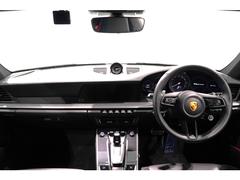 運転席からの眺めでございます。適度にタイトな設計でスポーツカーらしい車内空間でございます。 7