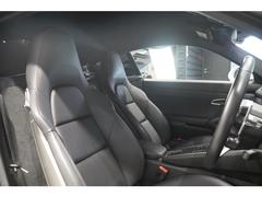 運転席からの眺めです。適度にタイトな設計でスポーツカーらしい車内空間です。 7