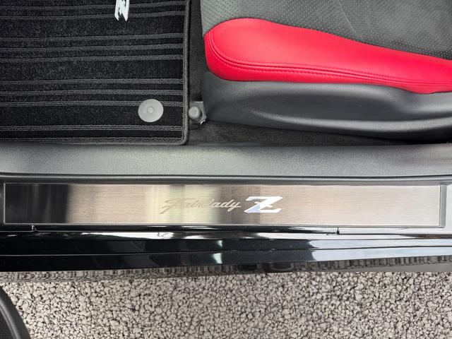 新車時オプションの【キッキングプレート】ドアの開閉に連動して「Ｚ」の字が白色に点灯します。