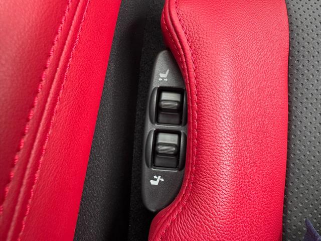 運転席・助手席ともパワーシート仕様です★スイッチひとつで最適なシートポジションへの調節が可能です。
