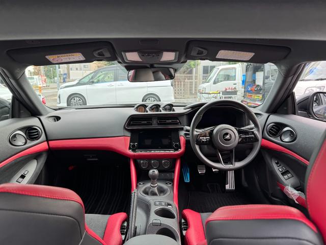 内装もブラック＆レッドでカッコいいです☆