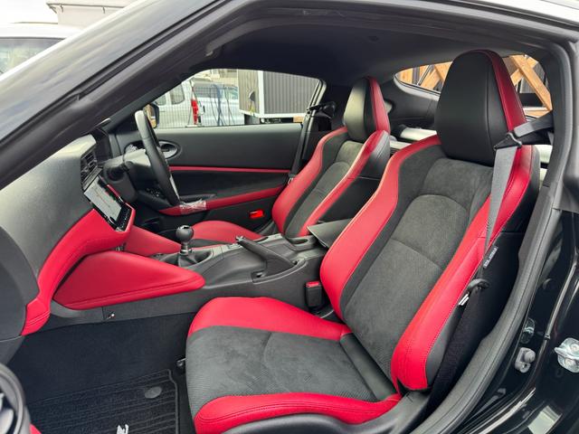 新車時オプション【フットウエルランプ】運転席・助手席の足もとを白色の光で照らすランプです。　ドアの開閉に連動して点灯／消灯します。