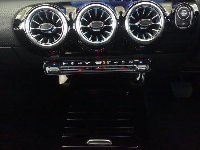 Ａクラス Ａ２００　ｄ　Ｂｌｕｅｔｏｏｔｈ接続　ＥＴＣ　ＬＥＤヘッドライト　ＴＶ　アイドリングストップ　クルーズコントロール　コネクテッド機能　シートヒーター　トランクスルー　ナビ　バックモニター　パワーシート　フロアマット（13枚目）