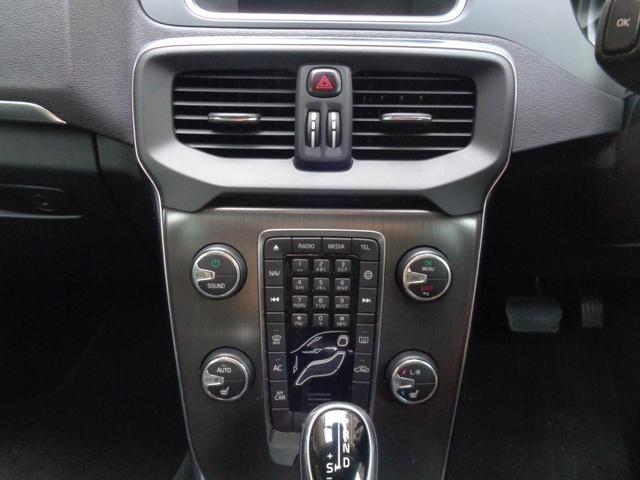 �Z���X�̗ǂ��G�X�v���b�\�J���[�p�l�����Z���^�[�R���\�[������V�t�g�m�u�Q�[�g���܂Ŕz�u�A�R���g���[���p�l���ɂ̓f�B�X�v���C�I�[�f�B�I���t���I�[�g�G�A�R�����X���q�f�[�^���߂Ɛݒ肷��}���`���W�񂳂�܂�