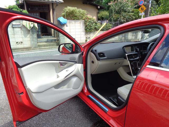Ｖ４０ Ｔ４　ＳＥ　１オナ禁煙Ｈ白革メモリ／パワー／ヒータ・スマート鍵・ＬＥＤ＆ＨＩＤ・ＩＣＴＢ６速ＡＴティップ・ＴＶナビＢカメＥＴＣ・革巻ステア・ＢＬＩＳ追従クルーズ＆追突軽減・死角警告＆レーンキープ大径アルミ取説記録（26枚目）
