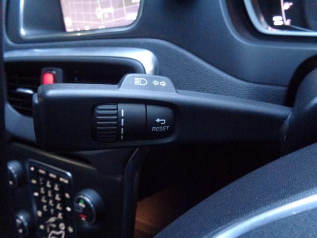 Ｖ４０ Ｔ４　ＳＥ　１オナ禁煙メモリ黒革／パワー／ヒータ席スマート鍵・グラス屋根ＬＥＤ＆ＨＩＤ・ＩＣＴＢ６速ＡＴティップ・ＴＶナビＢカメＥＴＣ・革ステア・ＢＬＩＳ追従クルーズ＆追突軽減・死角警告＆レーンキープＡＷ取説記録（22枚目）