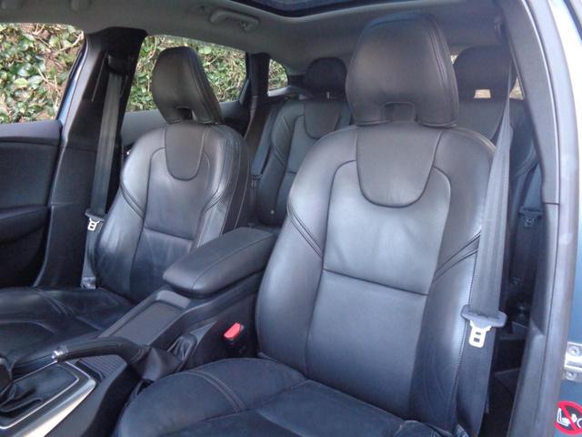 Ｖ４０ Ｔ４　ＳＥ　１オナ禁煙メモリ黒革／パワー／ヒータ席スマート鍵・グラス屋根ＬＥＤ＆ＨＩＤ・ＩＣＴＢ６速ＡＴティップ・ＴＶナビＢカメＥＴＣ・革ステア・ＢＬＩＳ追従クルーズ＆追突軽減・死角警告＆レーンキープＡＷ取説記録（30枚目）