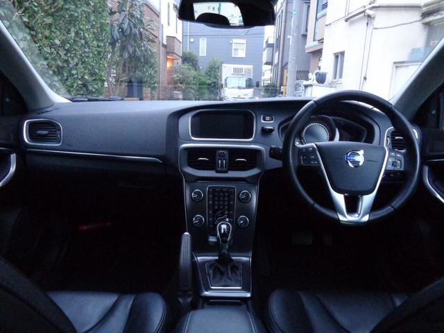 Ｖ４０ Ｔ４　ＳＥ　１オナ禁煙メモリ黒革／パワー／ヒータ席スマート鍵・グラス屋根ＬＥＤ＆ＨＩＤ・ＩＣＴＢ６速ＡＴティップ・ＴＶナビＢカメＥＴＣ・革ステア・ＢＬＩＳ追従クルーズ＆追突軽減・死角警告＆レーンキープＡＷ取説記録（33枚目）