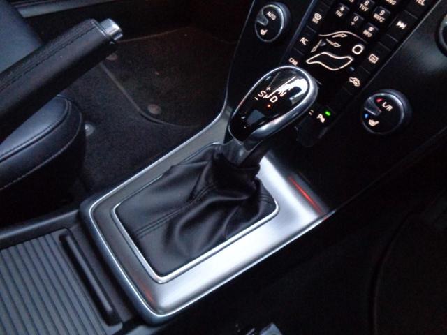 Ｖ４０ Ｔ４　ＳＥ　１オナ禁煙メモリ黒革／パワー／ヒータ席スマート鍵・グラス屋根ＬＥＤ＆ＨＩＤ・ＩＣＴＢ６速ＡＴティップ・ＴＶナビＢカメＥＴＣ・革ステア・ＢＬＩＳ追従クルーズ＆追突軽減・死角警告＆レーンキープＡＷ取説記録（36枚目）