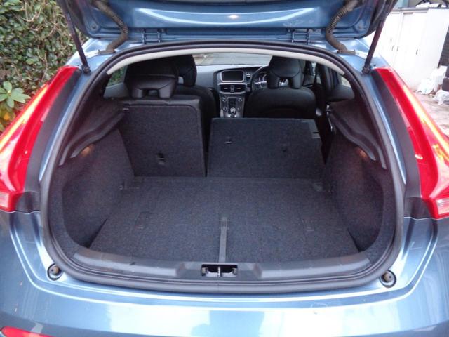 Ｖ４０ Ｔ４　ＳＥ　１オナ禁煙メモリ黒革／パワー／ヒータ席スマート鍵・グラス屋根ＬＥＤ＆ＨＩＤ・ＩＣＴＢ６速ＡＴティップ・ＴＶナビＢカメＥＴＣ・革ステア・ＢＬＩＳ追従クルーズ＆追突軽減・死角警告＆レーンキープＡＷ取説記録（41枚目）