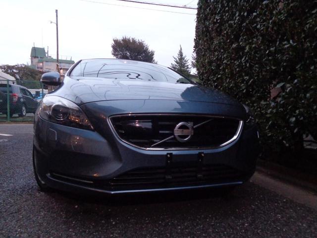 Ｖ４０ Ｔ４　ＳＥ　１オナ禁煙メモリ黒革／パワー／ヒータ席スマート鍵・グラス屋根ＬＥＤ＆ＨＩＤ・ＩＣＴＢ６速ＡＴティップ・ＴＶナビＢカメＥＴＣ・革ステア・ＢＬＩＳ追従クルーズ＆追突軽減・死角警告＆レーンキープＡＷ取説記録（67枚目）