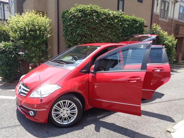 Ａクラス Ａ１８０　エレガンス　最終１オナ禁煙・ＨＩＤ・Ｈ黒本革・前後クロームグリル＆フォグ＆センサ・電動コーナーポール・埋込ナビＥＴＣ・革ステアスイッチ／ティップシフト／クルコン・鏡マーカ・バイザー・専デザインアルミ取説記録Ｓキー（61枚目）