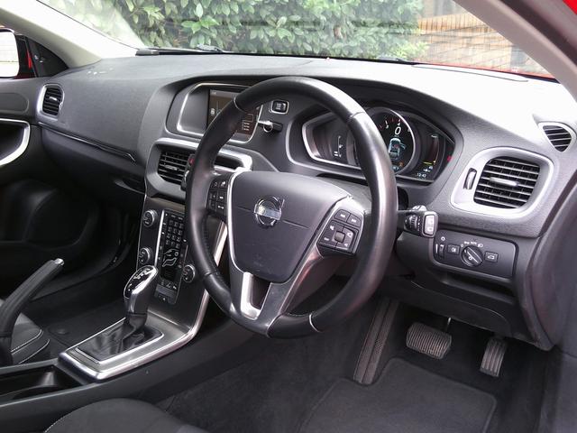Ｖ４０ Ｔ４　ＳＥ　１オーナ禁煙白＆黒革パワー＆ヒータ・スマートキ・ＬＥＤ＆ＨＩＤ・６速ティップ付ＡＴ・ＴＶナビＢトゥース対応ＥＴＣ・黒革巻ステア・ＢＬＩＳ追従クルーズ＆追突軽減・死角警告＆レーンキープ１７アルミ取説記録（17枚目）