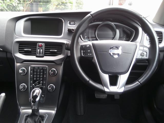 Ｖ４０ Ｔ４　ＳＥ　１オーナ禁煙白＆黒革パワー＆ヒータ・スマートキ・ＬＥＤ＆ＨＩＤ・６速ティップ付ＡＴ・ＴＶナビＢトゥース対応ＥＴＣ・黒革巻ステア・ＢＬＩＳ追従クルーズ＆追突軽減・死角警告＆レーンキープ１７アルミ取説記録（20枚目）