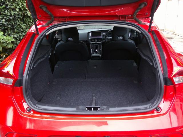 Ｖ４０ Ｔ４　ＳＥ　１オーナ禁煙白＆黒革パワー＆ヒータ・スマートキ・ＬＥＤ＆ＨＩＤ・６速ティップ付ＡＴ・ＴＶナビＢトゥース対応ＥＴＣ・黒革巻ステア・ＢＬＩＳ追従クルーズ＆追突軽減・死角警告＆レーンキープ１７アルミ取説記録（43枚目）