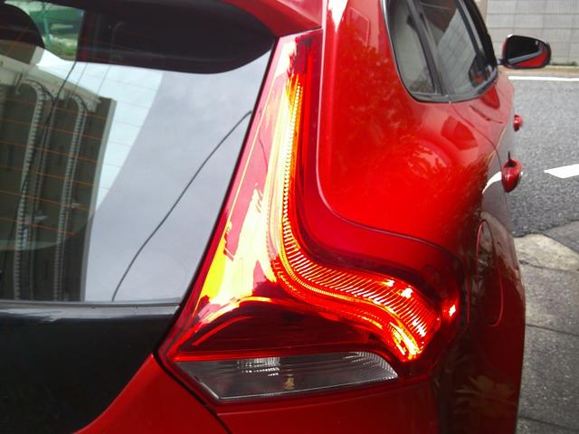 Ｖ４０ Ｔ４　ＳＥ　１オーナ禁煙白＆黒革パワー＆ヒータ・スマートキ・ＬＥＤ＆ＨＩＤ・６速ティップ付ＡＴ・ＴＶナビＢトゥース対応ＥＴＣ・黒革巻ステア・ＢＬＩＳ追従クルーズ＆追突軽減・死角警告＆レーンキープ１７アルミ取説記録（54枚目）