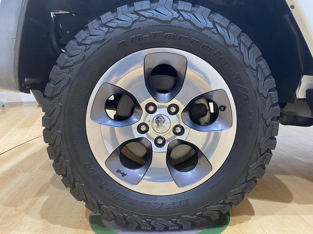 ジープ・ラングラー サハラ　４ＷＤ　２ドア４名乗車　社外ナビ　バックカメラ　左サイドカメラ　純正１８インチアルミ　クルーズコントロール　ＥＴＣ　前後ドライブレコーダー（19枚目）