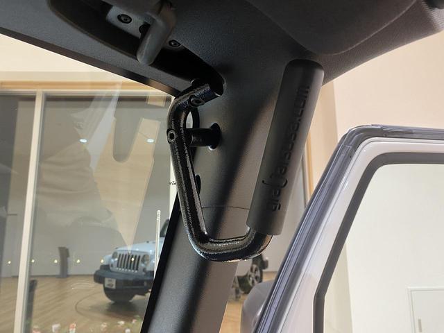 ジープ・ラングラー サハラ　４ＷＤ　２ドア４名乗車　社外ナビ　バックカメラ　左サイドカメラ　純正１８インチアルミ　クルーズコントロール　ＥＴＣ　前後ドライブレコーダー（44枚目）