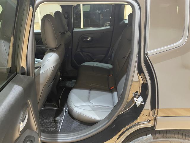 ジープ・レネゲード リミテッド 純正17インチアルミ 8.4インチナビ ETC2.0 バックカメラ 運転席パワーシート シートヒーター キャップレスヒューエル ブラインドスポットモニター LEDヘッドライト LEDテールランプ(18枚目)