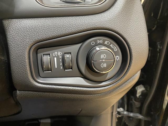 ジープ・レネゲード リミテッド 純正17インチアルミ 8.4インチナビ ETC2.0 バックカメラ 運転席パワーシート シートヒーター キャップレスヒューエル ブラインドスポットモニター LEDヘッドライト LEDテールランプ(30枚目)