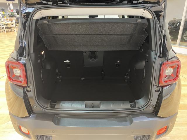 ジープ・レネゲード リミテッド 純正17インチアルミ 8.4インチナビ ETC2.0 バックカメラ 運転席パワーシート シートヒーター キャップレスヒューエル ブラインドスポットモニター LEDヘッドライト LEDテールランプ(34枚目)