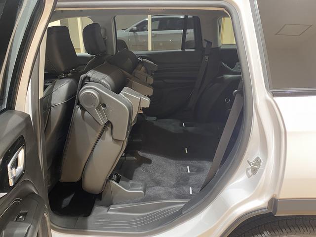 ジープ・コマンダー ロンジチュード 3列7人乗車 チップアップシート 純正18インチアルミ 10.1インチナビ ETC2.0 アダプティブクルーズコントロール バックカメラ パワーバックドア(30枚目)