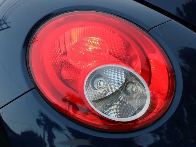 ニュービートルカブリオレ ＬＺ　後期モデル　ベージュ幌交新品換済み　下取り車　禁煙　整備記録簿付き／シャドーブルーパール色／ベージュ本革シート／シートヒーター／オートクルーズコントロール／バックセンサー／電動オープン／専門店保証付き（44枚目）