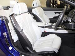 白い本革のメリノシートはさすがの座り心地にて快適なドライビングが可能です 6