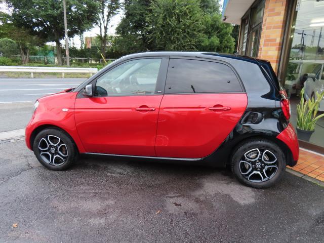 スマートフォーフォー プライム　ツイナミック　Ｐａｎａｓｏｎｉｃストラーダ埋込ナビ　リアカメラ　前後ドライブレコーダー　黒革シート　禁煙車　ツインガラスルーフ　クルーズコントロール　障害物センサー　盗難防止装置　ＥＴＣ（4枚目）