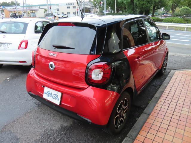 スマートフォーフォー プライム　ツイナミック　Ｐａｎａｓｏｎｉｃストラーダ埋込ナビ　リアカメラ　前後ドライブレコーダー　黒革シート　禁煙車　ツインガラスルーフ　クルーズコントロール　障害物センサー　盗難防止装置　ＥＴＣ（7枚目）