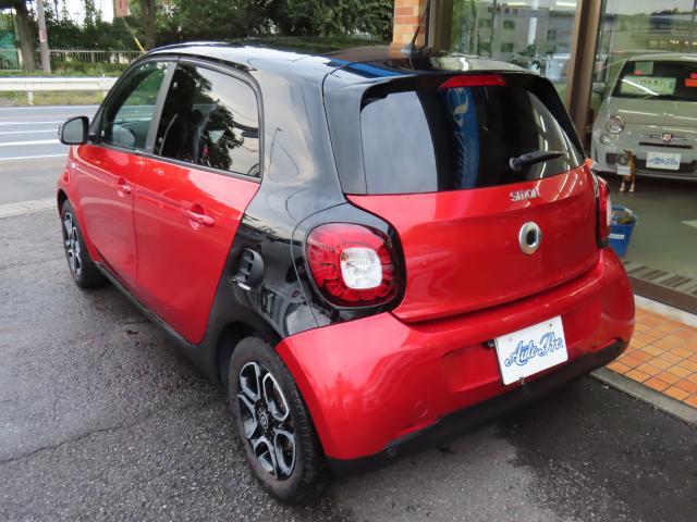 スマートフォーフォー プライム　ツイナミック　Ｐａｎａｓｏｎｉｃストラーダ埋込ナビ　リアカメラ　前後ドライブレコーダー　黒革シート　禁煙車　ツインガラスルーフ　クルーズコントロール　障害物センサー　盗難防止装置　ＥＴＣ（8枚目）