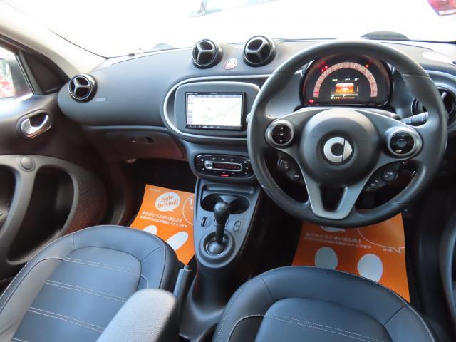 スマートフォーフォー プライム　ツイナミック　Ｐａｎａｓｏｎｉｃストラーダ埋込ナビ　リアカメラ　前後ドライブレコーダー　黒革シート　禁煙車　ツインガラスルーフ　クルーズコントロール　障害物センサー　盗難防止装置　ＥＴＣ（9枚目）