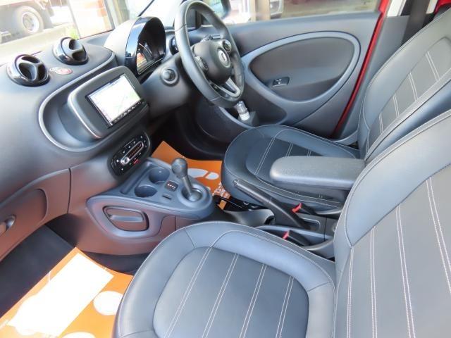 スマートフォーフォー プライム　ツイナミック　Ｐａｎａｓｏｎｉｃストラーダ埋込ナビ　リアカメラ　前後ドライブレコーダー　黒革シート　禁煙車　ツインガラスルーフ　クルーズコントロール　障害物センサー　盗難防止装置　ＥＴＣ（11枚目）