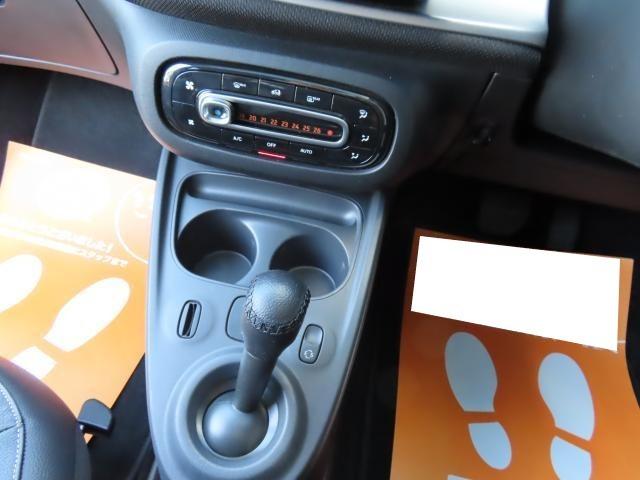 スマートフォーフォー プライム　ツイナミック　Ｐａｎａｓｏｎｉｃストラーダ埋込ナビ　リアカメラ　前後ドライブレコーダー　黒革シート　禁煙車　ツインガラスルーフ　クルーズコントロール　障害物センサー　盗難防止装置　ＥＴＣ（15枚目）