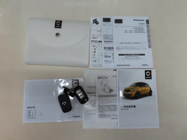 スマートフォーフォー プライム　ツイナミック　Ｐａｎａｓｏｎｉｃストラーダ埋込ナビ　リアカメラ　前後ドライブレコーダー　黒革シート　禁煙車　ツインガラスルーフ　クルーズコントロール　障害物センサー　盗難防止装置　ＥＴＣ（19枚目）