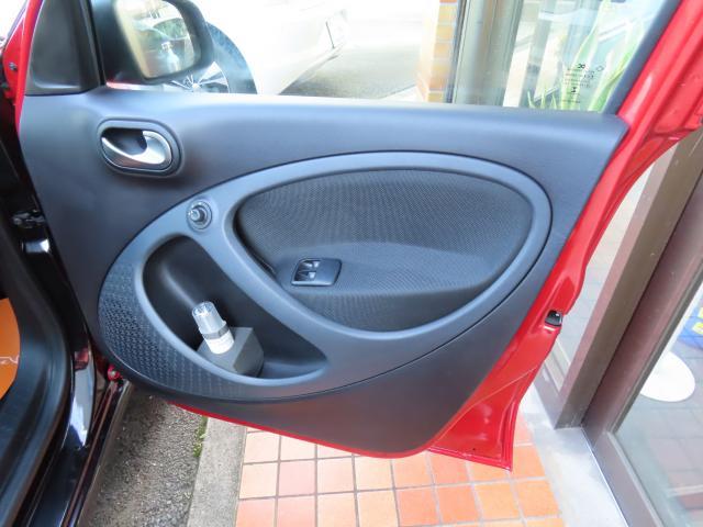 スマートフォーフォー プライム　ツイナミック　Ｐａｎａｓｏｎｉｃストラーダ埋込ナビ　リアカメラ　前後ドライブレコーダー　黒革シート　禁煙車　ツインガラスルーフ　クルーズコントロール　障害物センサー　盗難防止装置　ＥＴＣ（39枚目）