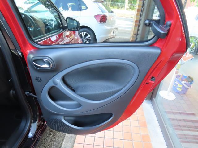 スマートフォーフォー プライム　ツイナミック　Ｐａｎａｓｏｎｉｃストラーダ埋込ナビ　リアカメラ　前後ドライブレコーダー　黒革シート　禁煙車　ツインガラスルーフ　クルーズコントロール　障害物センサー　盗難防止装置　ＥＴＣ（40枚目）