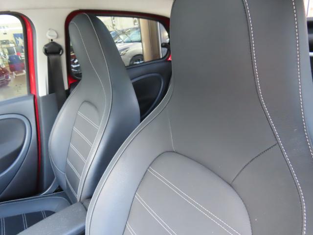 スマートフォーフォー プライム　ツイナミック　Ｐａｎａｓｏｎｉｃストラーダ埋込ナビ　リアカメラ　前後ドライブレコーダー　黒革シート　禁煙車　ツインガラスルーフ　クルーズコントロール　障害物センサー　盗難防止装置　ＥＴＣ（45枚目）