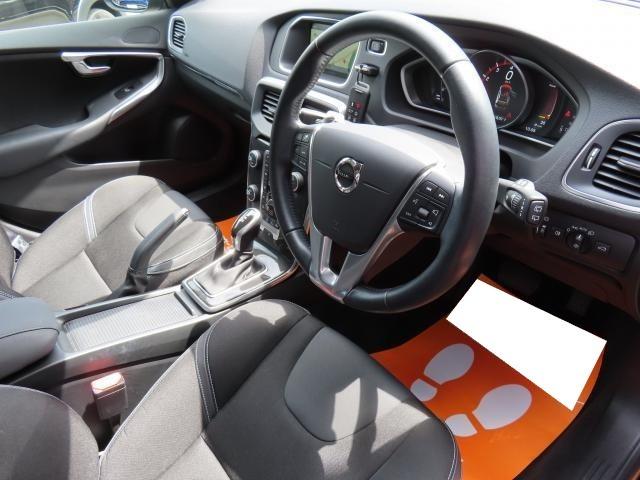 Ｖ４０ Ｔ３　モメンタム　ＨＤＤナビ　Ｒカメラ　ＬＥＤライト　純ナビ　リアカメラ　禁煙　ワンオーナー　車載書類完備　ステアリングパドルシフト　クルーズコントロール　レーンキープアシスト　衝突被害軽減ブレーキ　ＥＴＣ（10枚目）