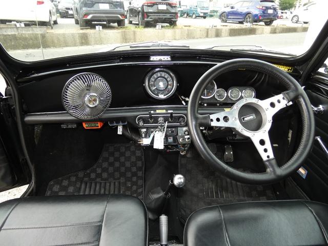 ＭＩＮＩ クーパー１．３　前後バンパーレス仕様・ＦＣＲキャブ・ＬＣＢ・ハイリフトロッカアーム・ＲＣ４０センターマフラー・センターメーター・モトリタ・ＷＡＫＯ製ＣＤＩ・コイルサス・４ポッドキャリパー・前後ネガキャンキット・ＥＴＣ（7枚目）