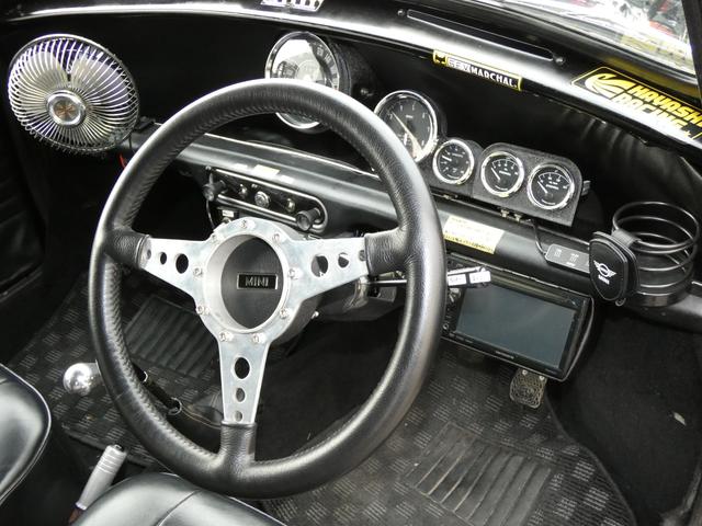 ＭＩＮＩ クーパー１．３　前後バンパーレス仕様・ＦＣＲキャブ・ＬＣＢ・ハイリフトロッカアーム・ＲＣ４０センターマフラー・センターメーター・モトリタ・ＷＡＫＯ製ＣＤＩ・コイルサス・４ポッドキャリパー・前後ネガキャンキット・ＥＴＣ（9枚目）