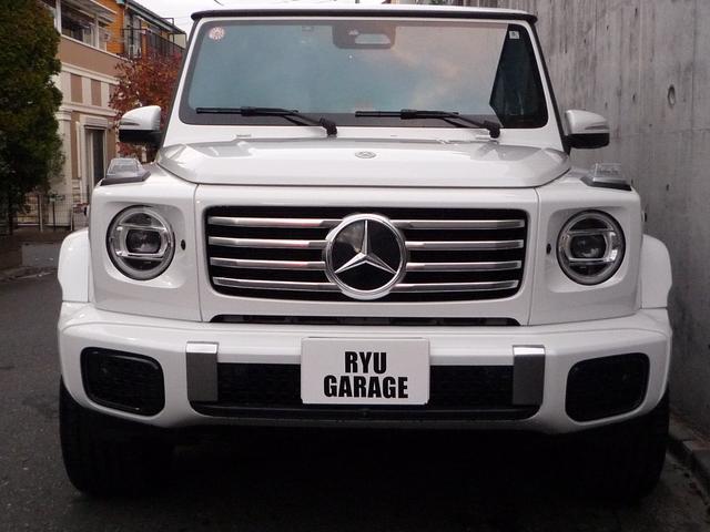 Gクラス G450d ローンチエディション ワンオーナー 左ハンドル プラチナムホワイトレザー ガラスサンルーフ キーレスゴー ブルメスターサウンドシステム 360°カメラ ベンチレーション ステアリングヒーター 同色スペアタイヤリング(2枚目)