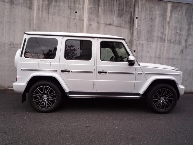 Gクラス G450d ローンチエディション ワンオーナー 左ハンドル プラチナムホワイトレザー ガラスサンルーフ キーレスゴー ブルメスターサウンドシステム 360°カメラ ベンチレーション ステアリングヒーター 同色スペアタイヤリング(3枚目)