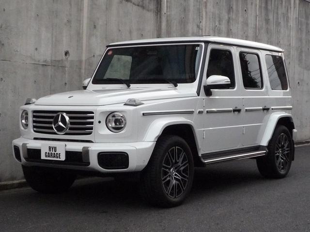 Gクラス G450d ローンチエディション ワンオーナー 左ハンドル プラチナムホワイトレザー ガラスサンルーフ キーレスゴー ブルメスターサウンドシステム 360°カメラ ベンチレーション ステアリングヒーター 同色スペアタイヤリング(4枚目)