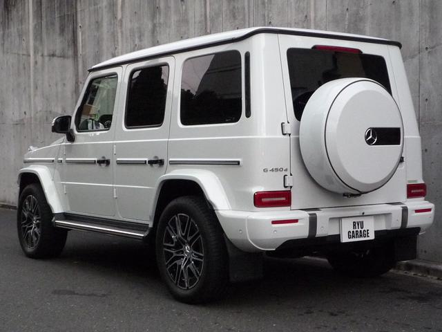Gクラス G450d ローンチエディション ワンオーナー 左ハンドル プラチナムホワイトレザー ガラスサンルーフ キーレスゴー ブルメスターサウンドシステム 360°カメラ ベンチレーション ステアリングヒーター 同色スペアタイヤリング(5枚目)