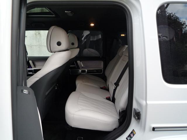 Gクラス G450d ローンチエディション ワンオーナー 左ハンドル プラチナムホワイトレザー ガラスサンルーフ キーレスゴー ブルメスターサウンドシステム 360°カメラ ベンチレーション ステアリングヒーター 同色スペアタイヤリング(9枚目)