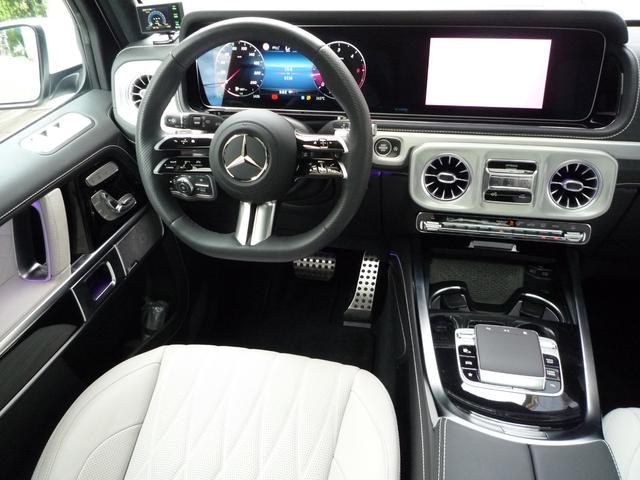 Gクラス G450d ローンチエディション ワンオーナー 左ハンドル プラチナムホワイトレザー ガラスサンルーフ キーレスゴー ブルメスターサウンドシステム 360°カメラ ベンチレーション ステアリングヒーター 同色スペアタイヤリング(12枚目)