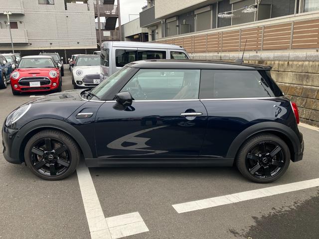 ＭＩＮＩ クーパーＳプレミアムプラスパッケージクラシックトリム　モルトブラウンレザー　シートヒーター　禁煙車　衝突軽減ブレーキ　前車接近警告　パーキングアシスト　ＥＴＣ　スマートキー　アップルカープレイ　バックカメラ　ヘッドアップディスプレイ　ドライブモード（2枚目）