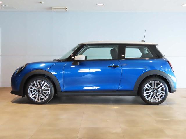 ＭＩＮＩ クーパーＣ　クラシック・トリム　禁煙車　クラッシックトリム　純正ナビ　ステアリングヒーター　事故回避ステアリング　パーキングアシスト　ＥＴＣ２．０　有機ＥＬセンターディスプレイ　ヘッドアップディスプレイ（22枚目）